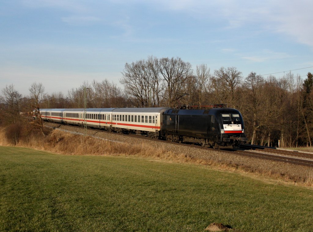 Die ES 64 U2-034 mit dem IC K�nigsee am 28.12.2011 unterwegs bei Hilperting.