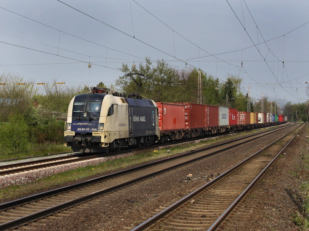 Die ES 64 U2-035 am 28.04.2010 mit einem Containerzug bei der Durchfahrt in Drverden. 