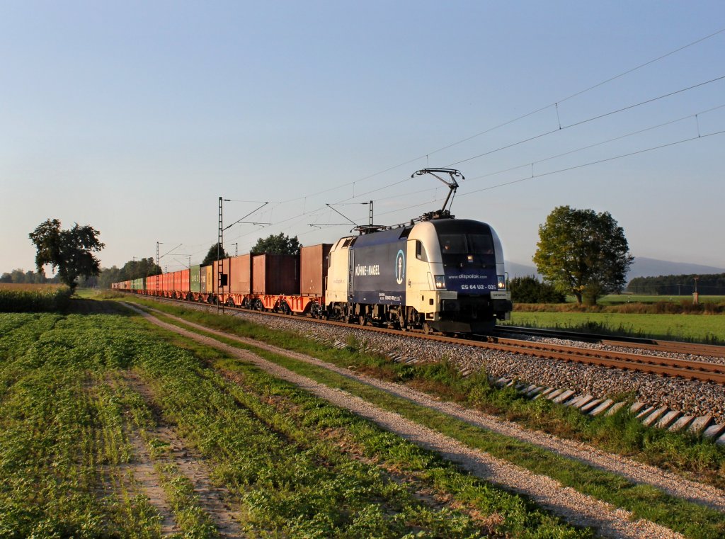 Die ES 64 U2-035 mit einem Containerzug am 07.09.2012 unterwegs bei Langenisarhofen.
