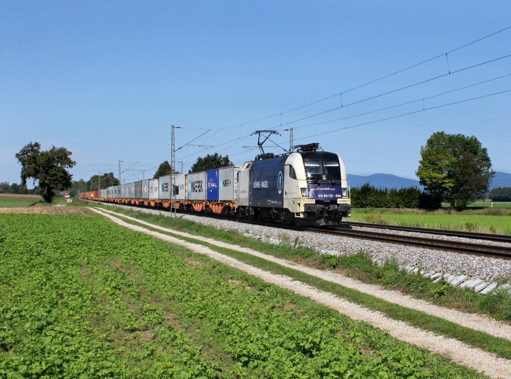Die ES 64 U2-035 mit einem Containerzug am 16.09.2012 unterwegs bei Langenisarhofen.