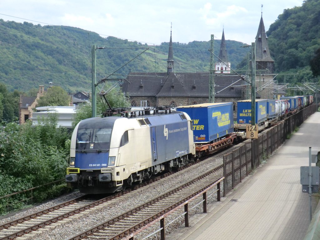 Die ES 64 U2 060 fhrt am 13.8.10 mit einem Containerwagenzug bei St. Goar Richtung Koblenz.