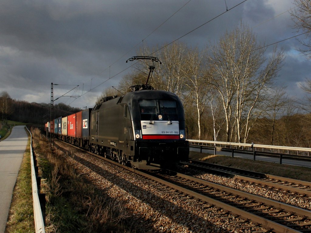 Die ES 64 U2-062 am 14.01.2012 mit einem Containerzug unterwegs bei Hausbach.