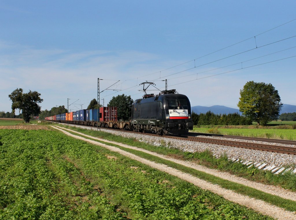 Die ES 64 U2-062 mit einem Containerzug am 16.09.2012 unterwegs bei Langenisarhofen.