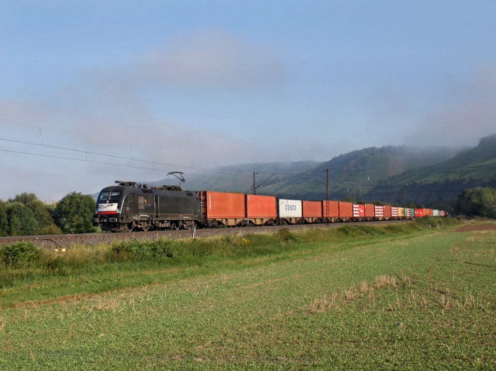 Die ES 64 U2-065 am 20.08.2011 mit einem Containerzug unterwegs bei Himmelstadt. 