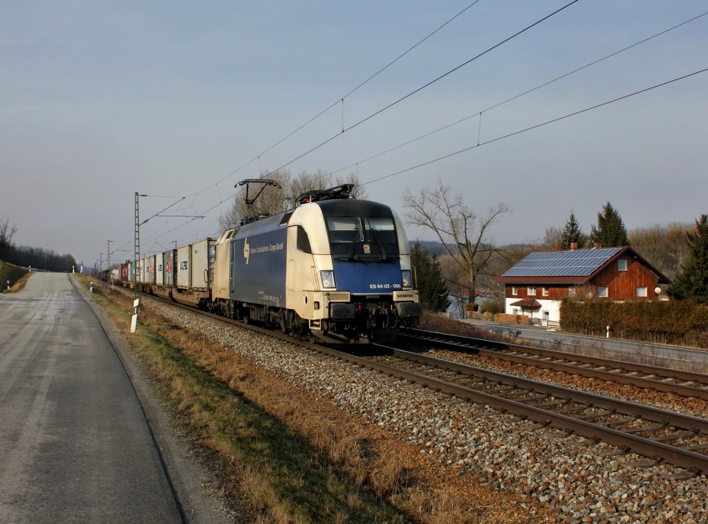 Die ES 64 U2-066 am 29.01.2012 mit einem Containerzug unterwegs bei Vilshofen.