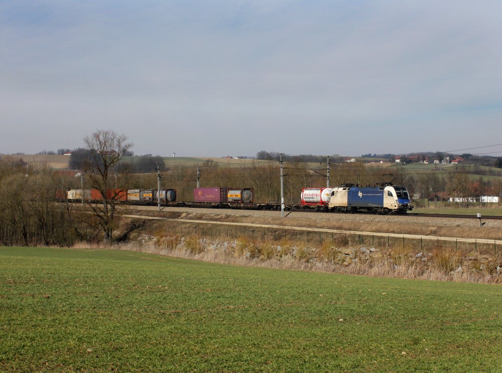 Die ES 64 U2-066 mit einem KLV-Zug am 17.03.2013 unterwegs bei Taufkirchen a. d. Pram.