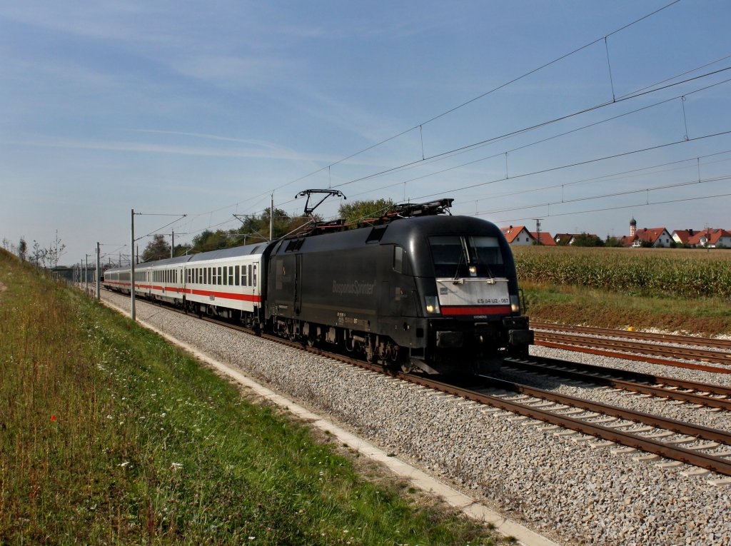 Die ES 64 U2-067 mit dem IC Knigsee am 24.09.2011 unterwegs bei Hattenhofen.
