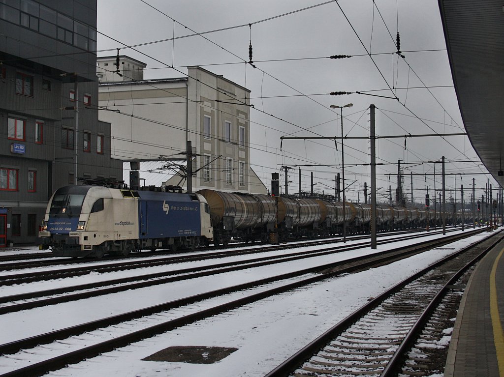 Die ES 64 U2-068 am 05.01.2010 mit einem Kesselwagenzug im Linzer Hbf. 