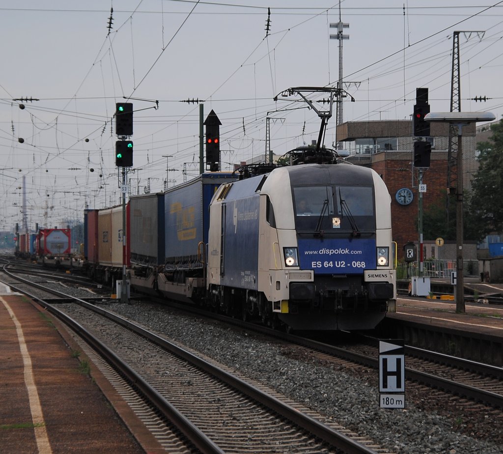 Die ES 64 U2-068 durchfhrt mit ihrem Gz den Bahnhof Frth am 07.08.2010.