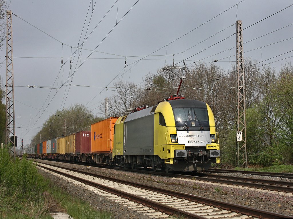 Die ES 64 U2-070 am 28.04.2010 mit einem Containerzug unterwegs bei Drverden. 