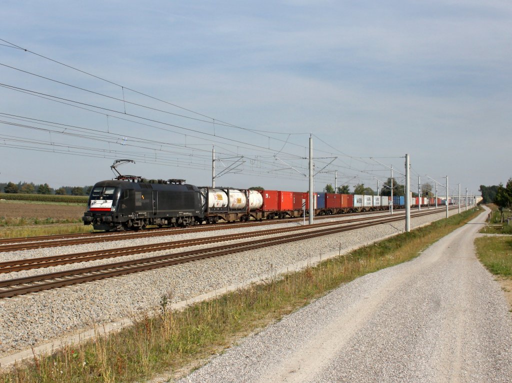 Die ES 64 U2-071 am 24.09.2011 mit einem Containerzug unterwegs bei Hattenhofen . 