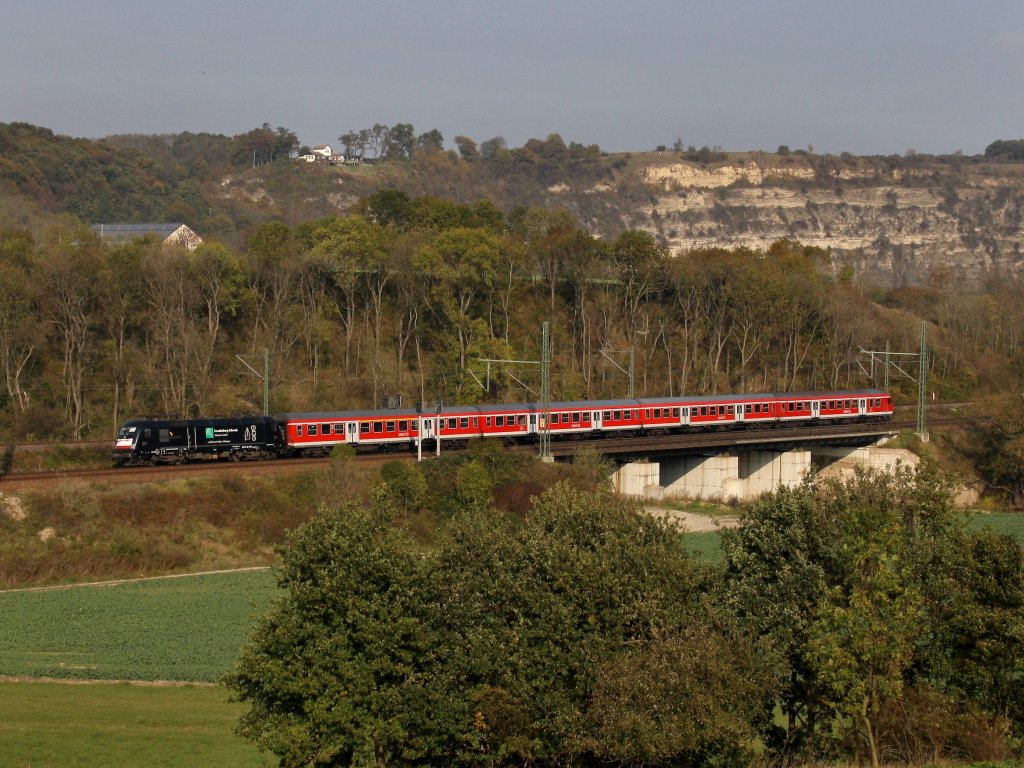 Die ES 64 U2-073 mit einem RE nach Eisenach am 17.10.2011 unterwegs bei Saaleck.