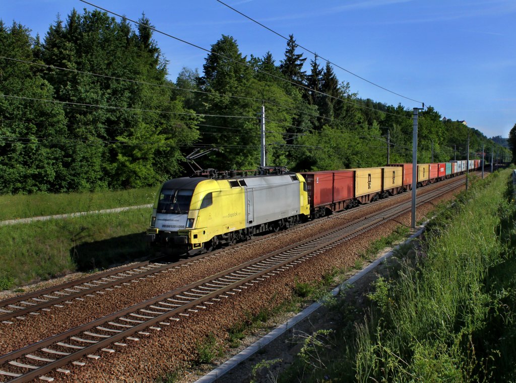 Die ES 64 U2-095 mit einem Containerzug am 18.05.2012 unterwegs bei Wernstein.