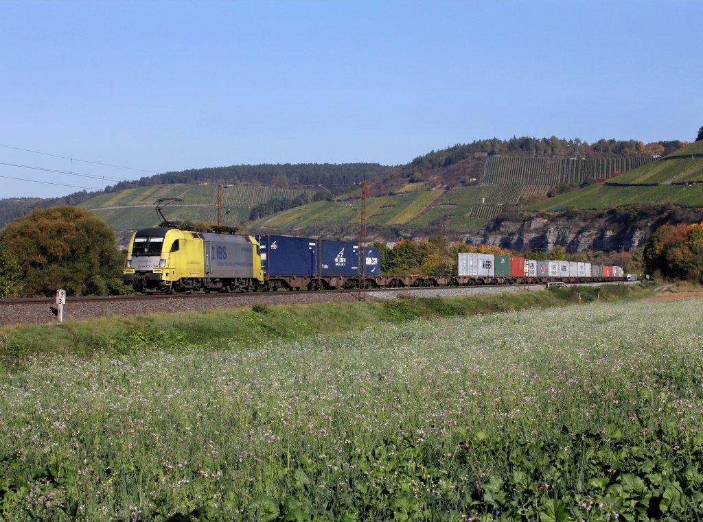Die ES 64 U2-096 mit einem Containerzug am 11.10.2012 unterwegs bei Himmelstadt.