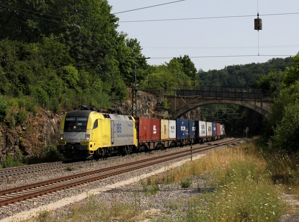 Die ES 64 U2-096 mit einem Containerzug am 03.08.2013 unterwegs bei Mhren.