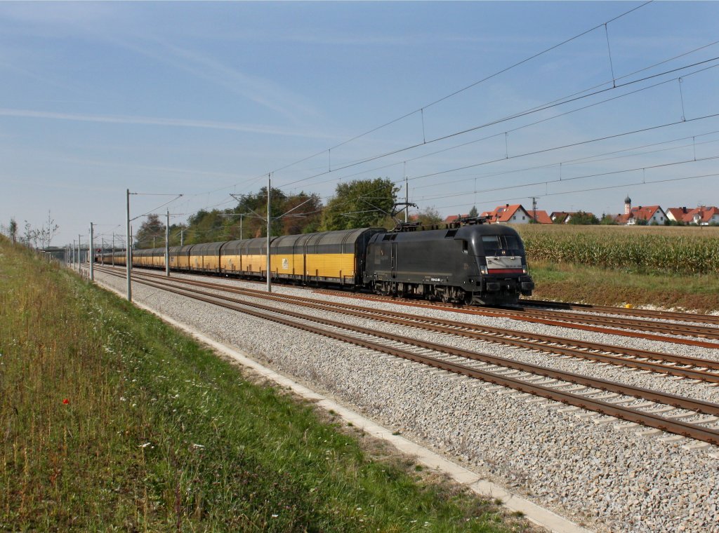 Die ES 64 U2-098 mit einem Autozug am 24.09.2011 unterwegs bei Hattenhofen.