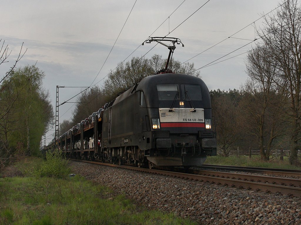 Die ES 64 U2-099 am 29.04.2010 mit einem Autozug unterwegs bei Eystrup. 