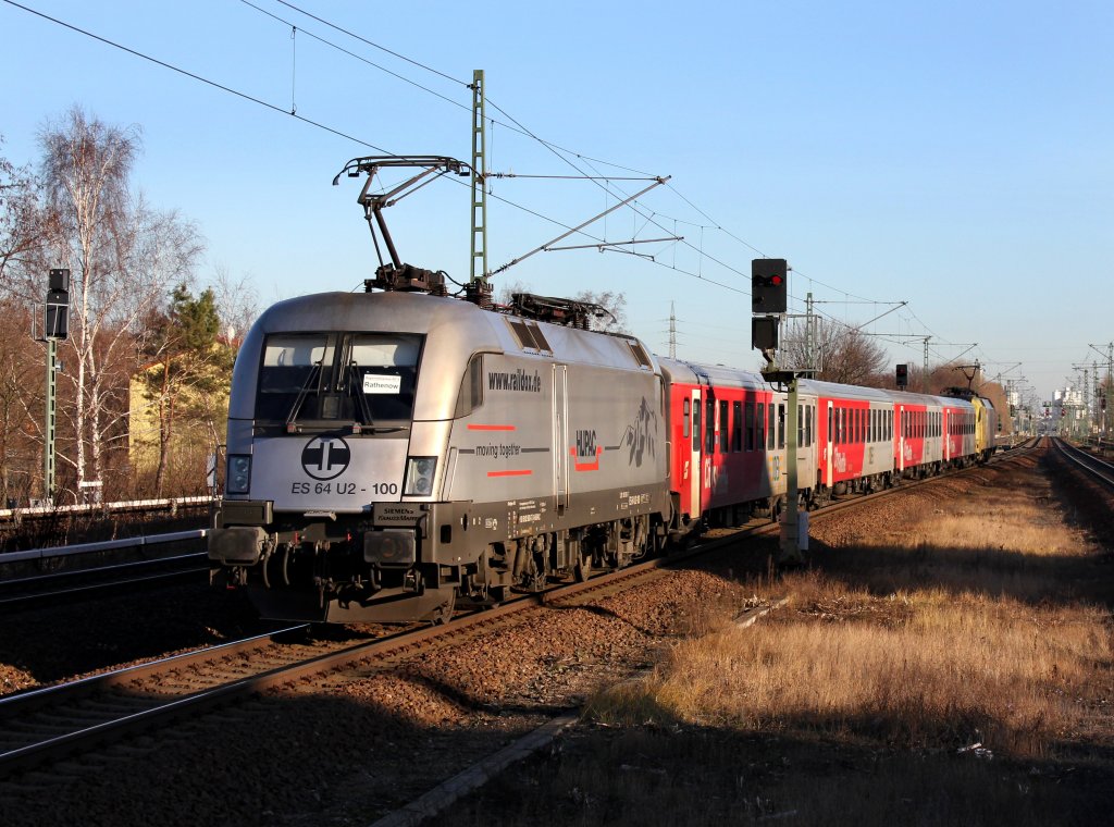 Die ES 64 U2-100 mit dem RE 4 nach Rathenow am 28.12.2012 bei der Einfahrt in Berlin-Jungfernheide.