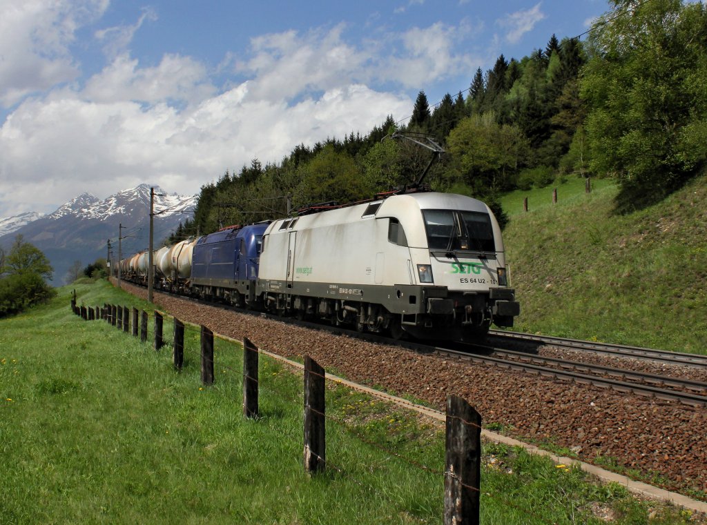 Die ES 64 U2-101 und die 183 500 mit einem Kesselzug am 04.05.2013 unterwegs bei Penk.