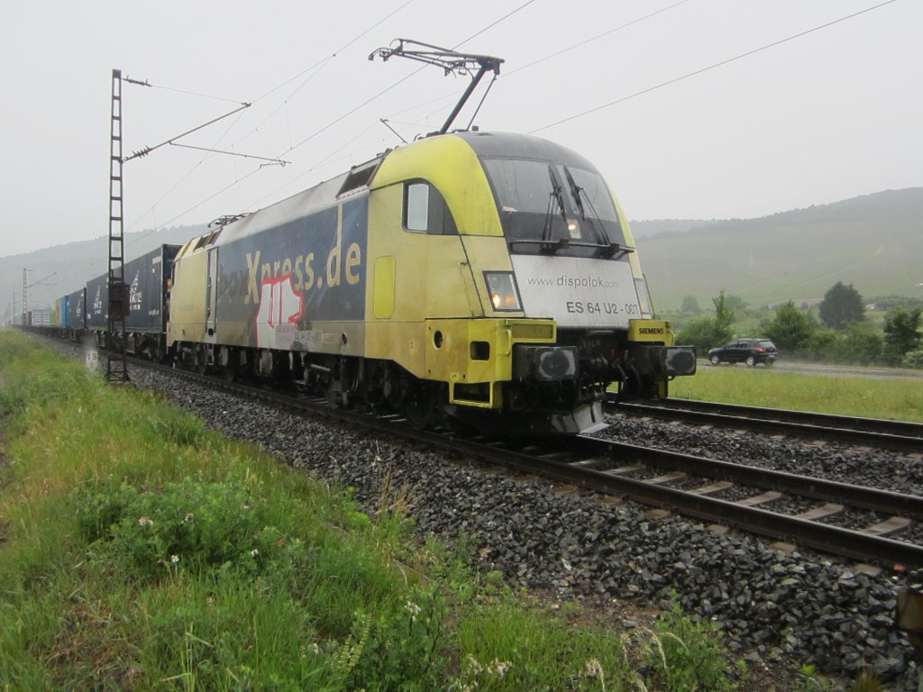 Die ES 64 U2 war am 06.06.12 mit einem Gterzug Richtung Wrzburg unterwegs. Fotografiert wurde sie kurz vor Thngersheim   