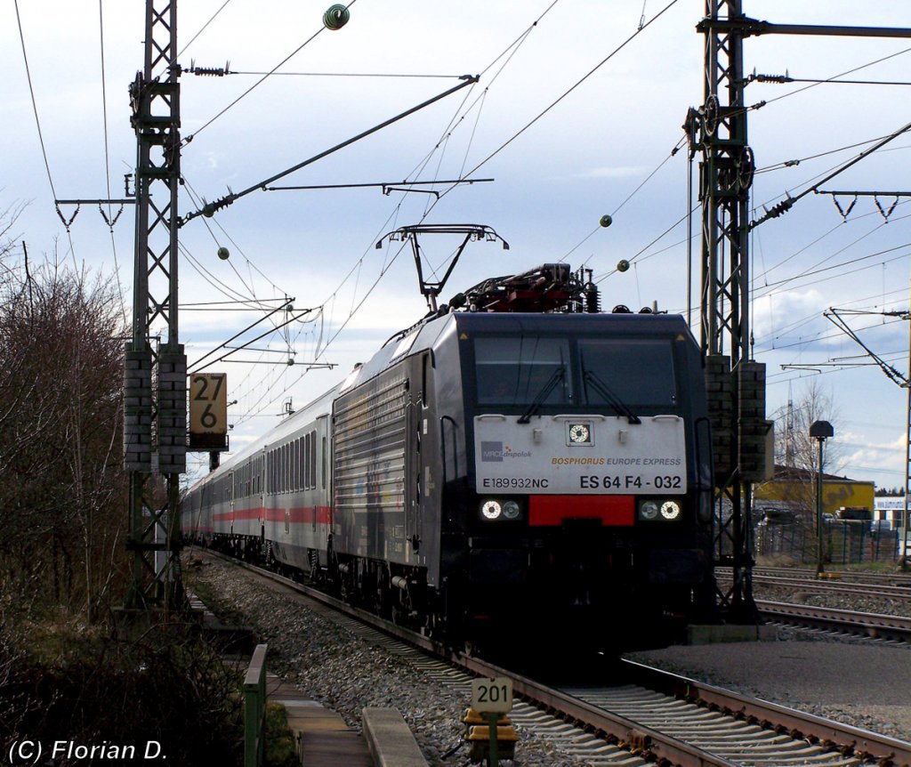 Die ES64F4 - 032(189 932NC), mit dem EC83 am Hacken, von Mnchen Hbf nach Verona Porta Nuova hier bei Zorneding unterwegs. 27.03.2010