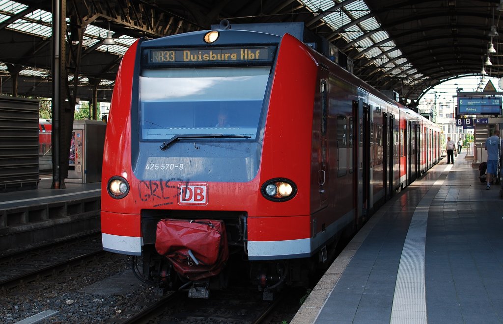 Die ET 425 570-9 mit RB 33 (Aachen Hbf - Duisburg Hbf) wartet hier in Aachen Hbf am 21. 08 2010.