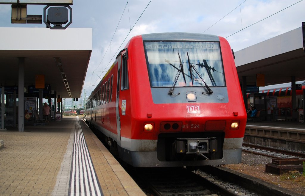 Die ET 611-524 mit IRE 3125 auf die Hochrheinstrecke Basel Bad Bhf - Rheinfelden - Bad Sackingen - Waldshut - Schaffhausen - Singen (Htw) hier beim ausfahrt von Basel Bad am 26. 07 2010