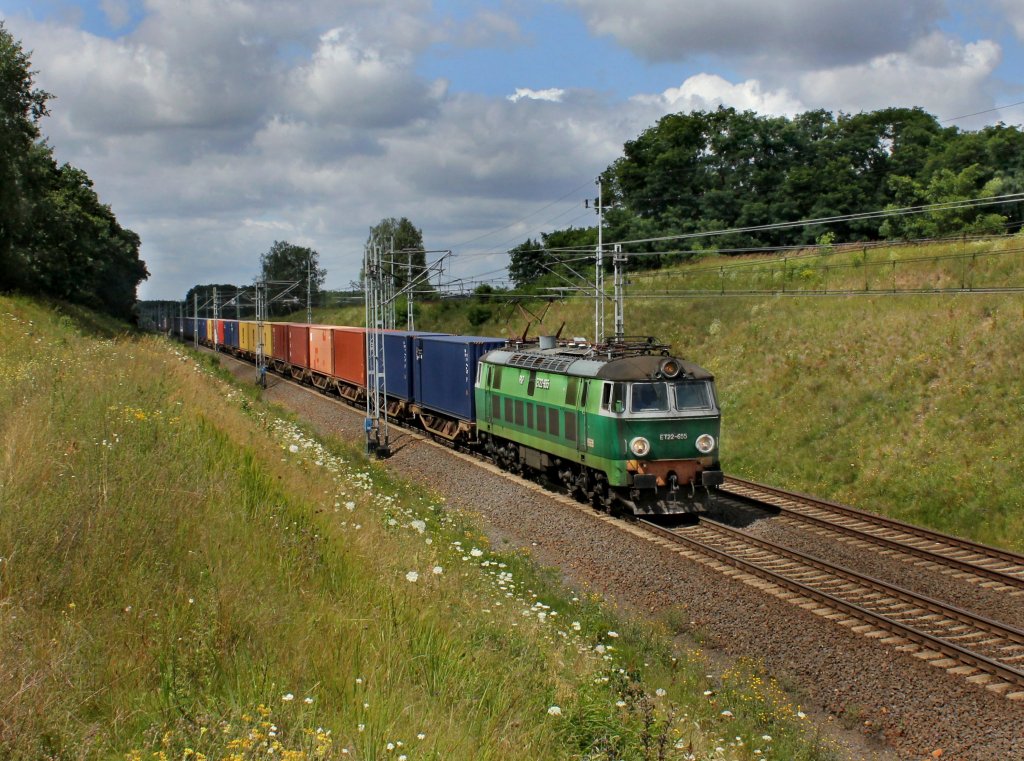 Die ET22 655 mit einem Containerzug am 20.07.2012 unterwegs bei Kunowice.