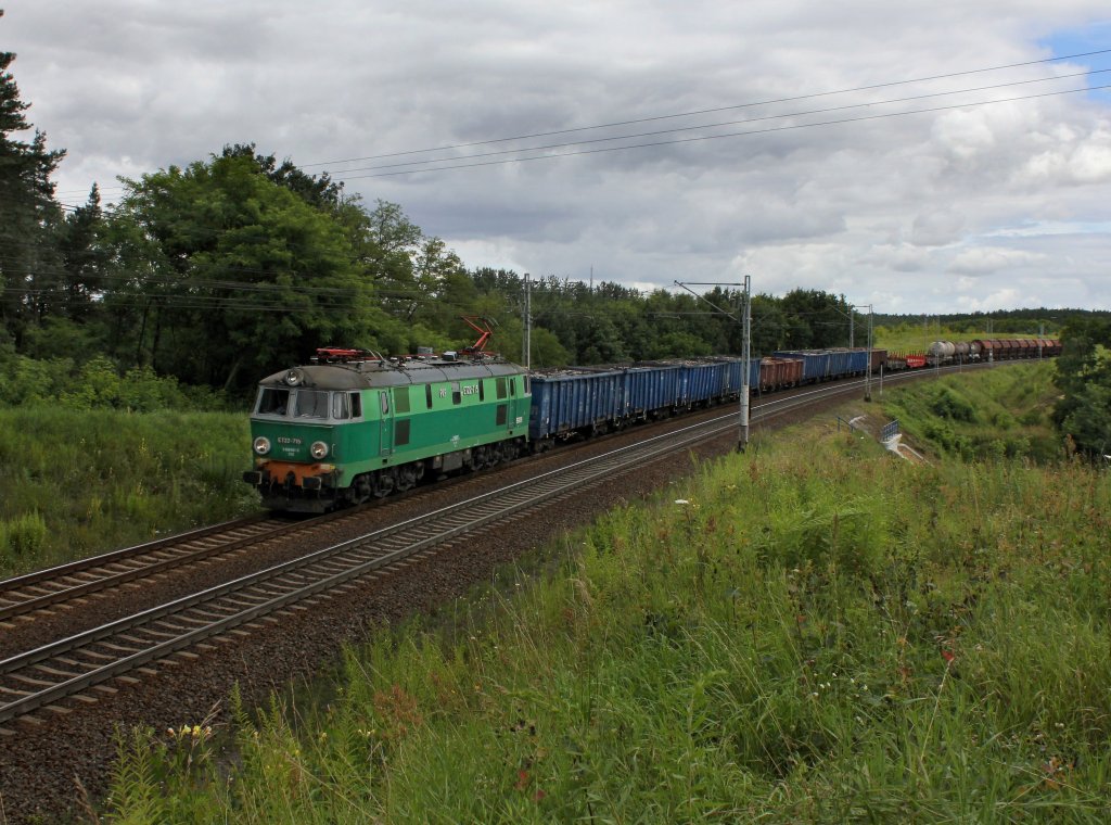 Die ET22 715 mit einem Gterzug am 21.07.2012 unterwegs bei Slubice.