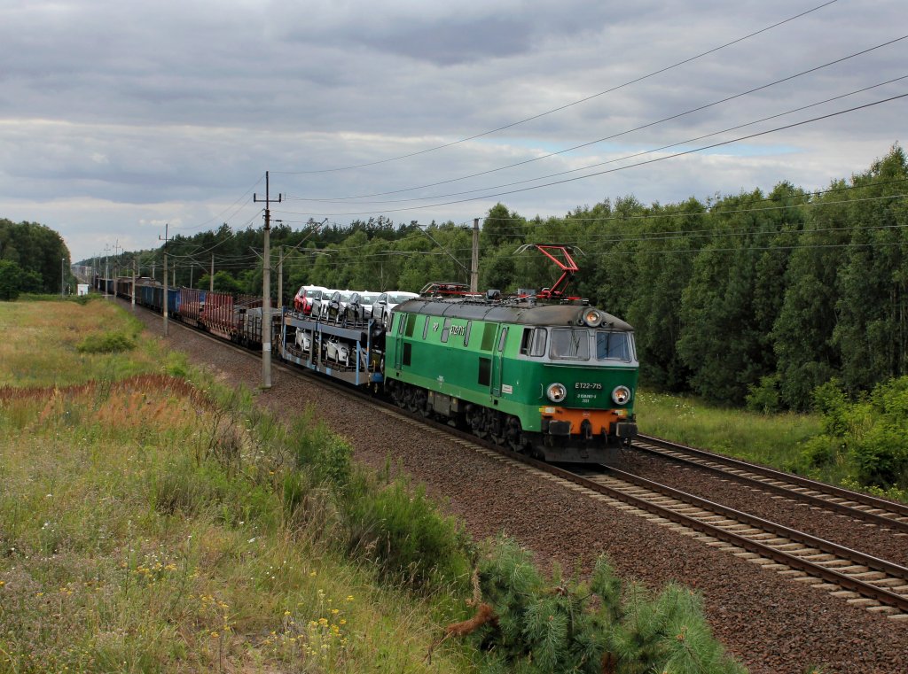 Die ET22 715 mit einem Gterzug am 21.07.2012 unterwegs bei Boczw.