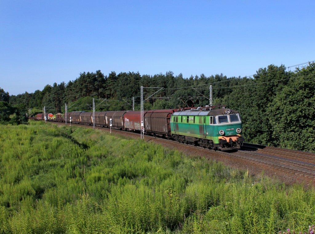 Die ET22 770 mit einem Gterzug am 21.07.2012 unterwegs bei Slubice.