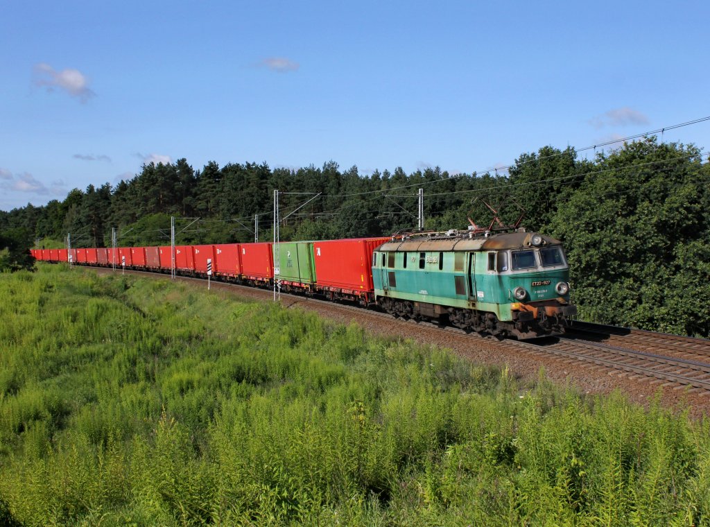 Die ET22 927 mit einem Containerzug am 21.07.2012 unterwegs bei Slubice.