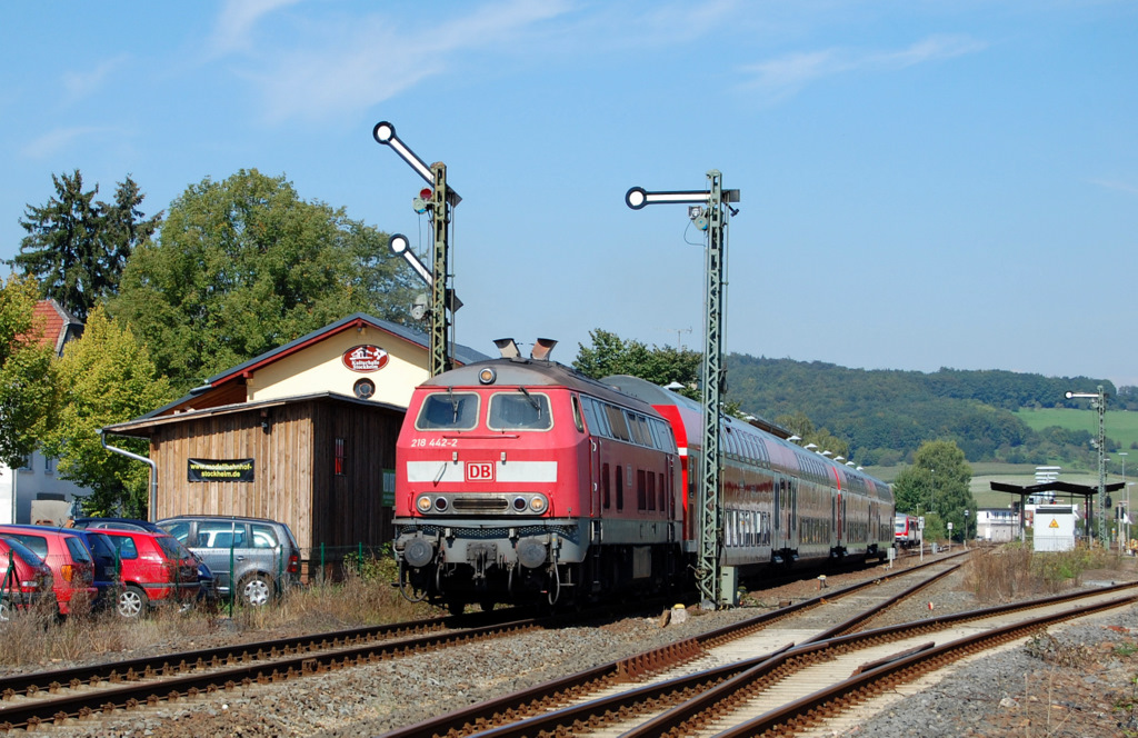 Die etwas ausgeblichene Frankfurter 218 442-2 verlsst um 12:02 den Bahnhof Glauburg-Stockheim auf Langsamfahrt, um ber die Niddertalbahn und Bad Vilbel in Richtung Frankfurt Hauptbahnhof zu fahren. Die Aufnahme entstand am 1. September 2011. Ein Gru geht noch an den pfeifenden Tf.