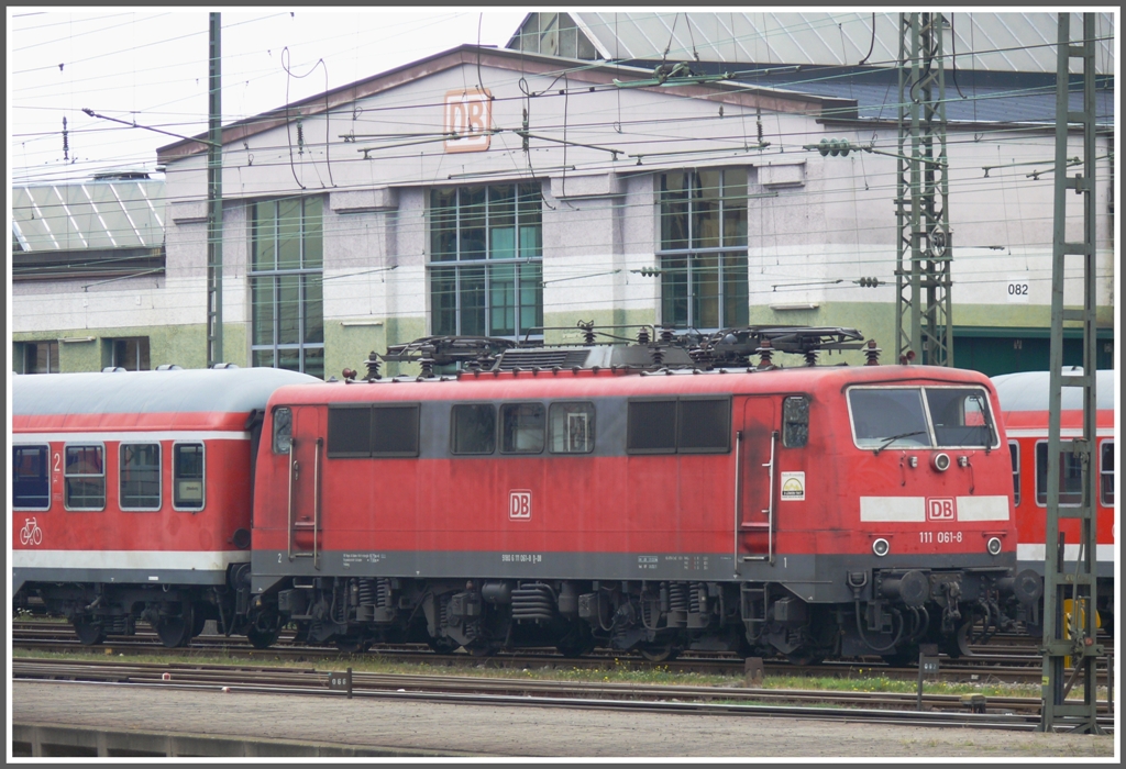 Die etwas verblassende 111 061-8 in Basel Bad Bf. (16.09.2010)