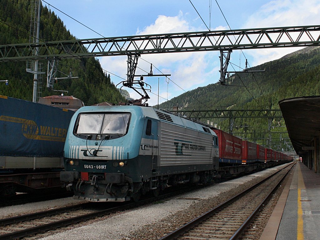 Die EU 43-001 am 11.06.2009 mit dem Winner KLV-Zug im Bahnhof Brenner. 