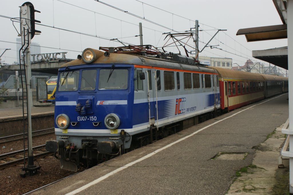 Die EU07 150 mit einem Express nach Szczecin Glowny im Oktober 09 in Katowice Glowny