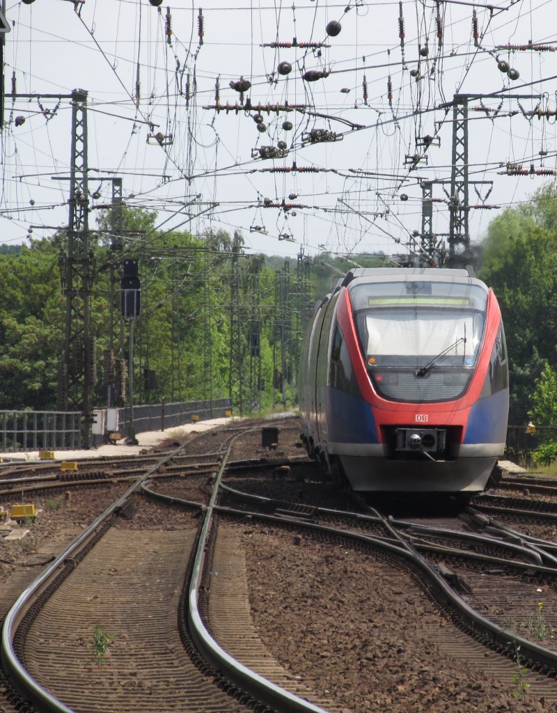 Die  Euregiobahn  verl�sst gerade Aachen Hbf und begibt sich auf direktem Wege auf das Aachener Viadukt. 3.6.2011.