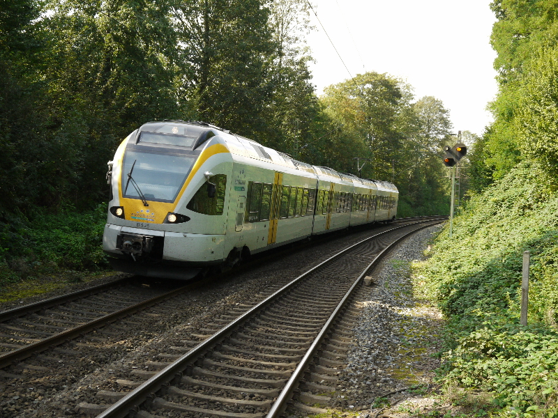 Die Eurobahn fhrt mit Ihrem Flirt 5.25 im Signal Iduna Park ein. Kommend aus Dortmund (Hbf) zur weiterfahrt nach Soest. 23.09.2011