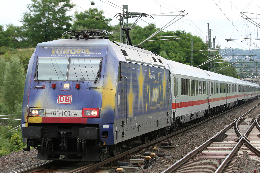 Die Europa 101 101-4 zieht einen IC durch Wuppertal Vohwinkel am 24.07.2010