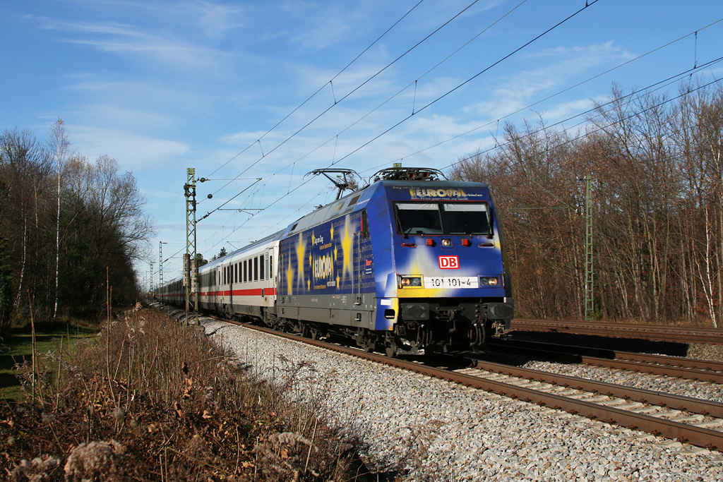 Die Europa Lok 101 101 mit EC 317 am 13.11.2010 in Haar.