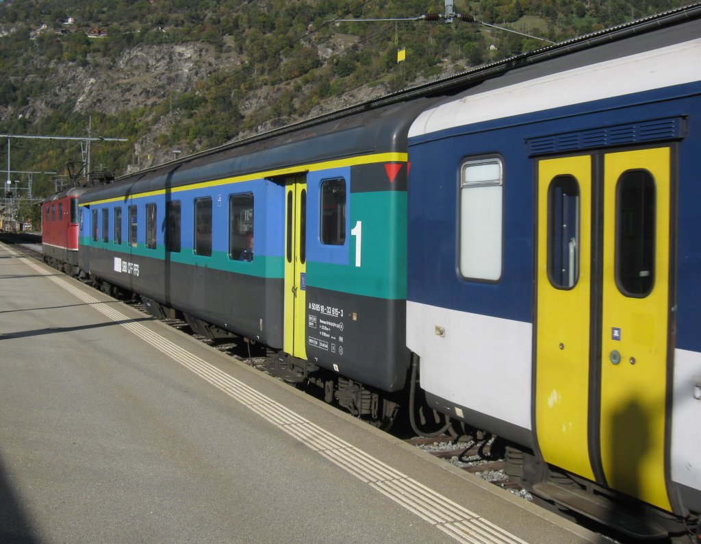 Die EWII Wagen haben langsam einen schweren Stand im Wallis. An diesem Zug sind bereits 3 von 4 Wagen durch NPZ Wagen ersetzt. Hier im Bild ist der A EWII 50 85 18-33 615-3, dahinter die Re 4/4 II 11191, 22.10.2011.
