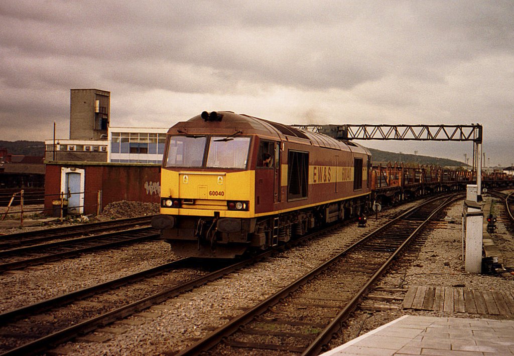 Die EWS Diesellok (Class 60) 60040 mit einem lange Güterzug bei der Einfahrt in Cardiff Central/Caerdydd Canolog im November 2000