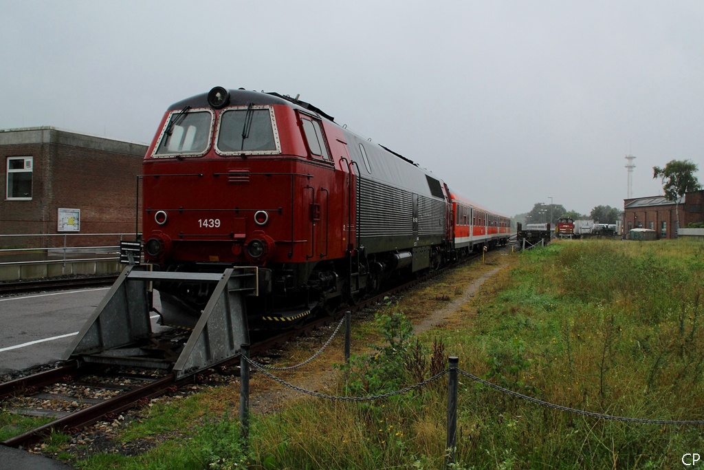 Die Ex-DSB-Lok 1439 steht am 22.8.2010 mit zwei n-Wagen im Kleinbahnhof von Niebll. 