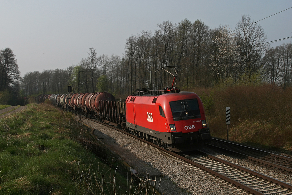 Die ex Spanien Lok 1116 232 mit einem gemischten Gterzug am 24.04.2010 bei Vogl.