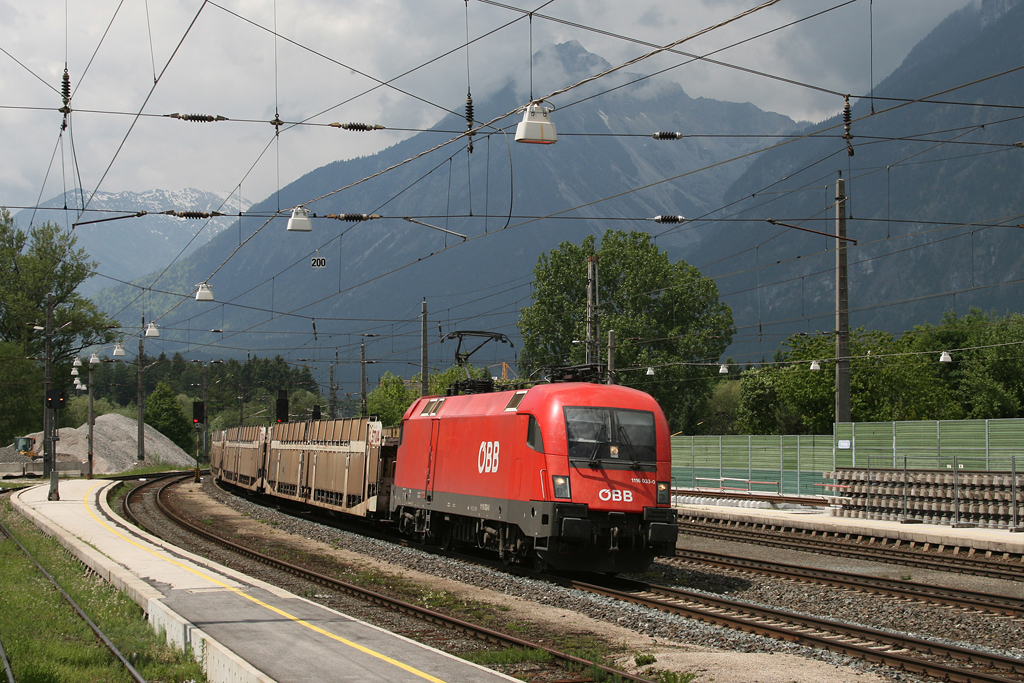 Die ex Telekom Lok 1116 033 mit einem leeren Autozug am 22.05.2010 in Brixlegg. An den Lftungsgittern kann man noch gut erkennen, dass sie mal eine Werbelok war.