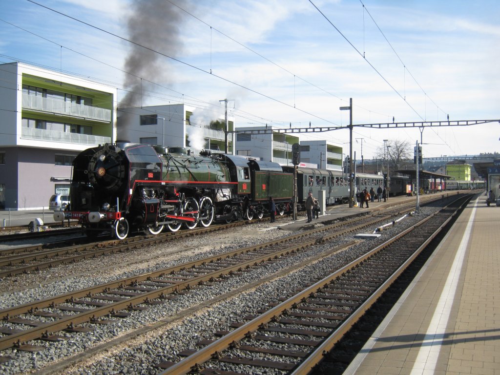 Die ex.SNCF 141.R.1244, vom Verein Mikado, mit einem Extrazug in Lyss. Dieser Extrazug von Steam Adventure Tours war wie folgt formiert: Dampflok: 3 AB, 2 Bm, 2 Speisewagen, 2 A EWI ex. BLS, A EWI ex. SBB und der RBe 4/4 1405 ex. SBB (heute DSF), Lyss, 10.03.2012.