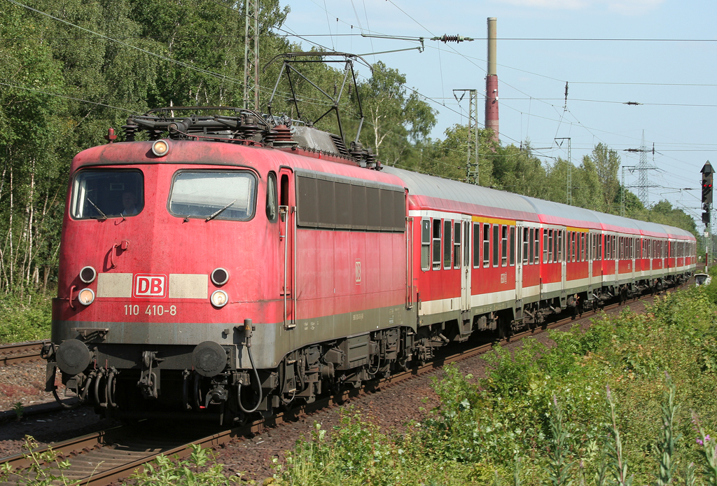 Die extrem verblichene Frankfurter 110 410-8 zieht die RB35 am 30.05.2011 von Dsseldorf nach Wesel in Dinslaken ein
