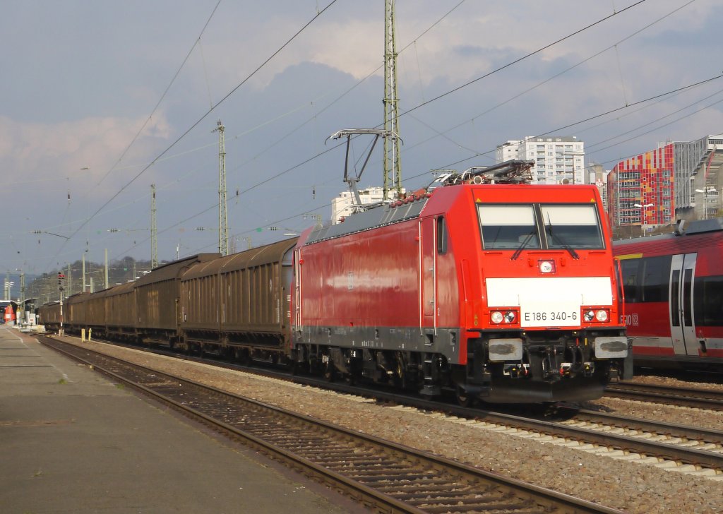 Die Fabrikneue 186 340-6 zieht einen Schiebewandwagenzug am 13.04.2012 durch Kaiserslautern
