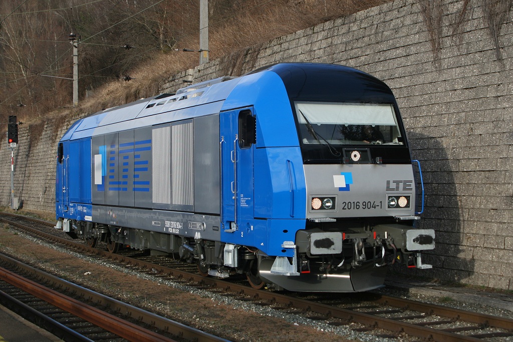Die fabrikneue 2016 904 von LTE f�hrt am 02.03.2007 als Lokzug durch Bruck/Mur.