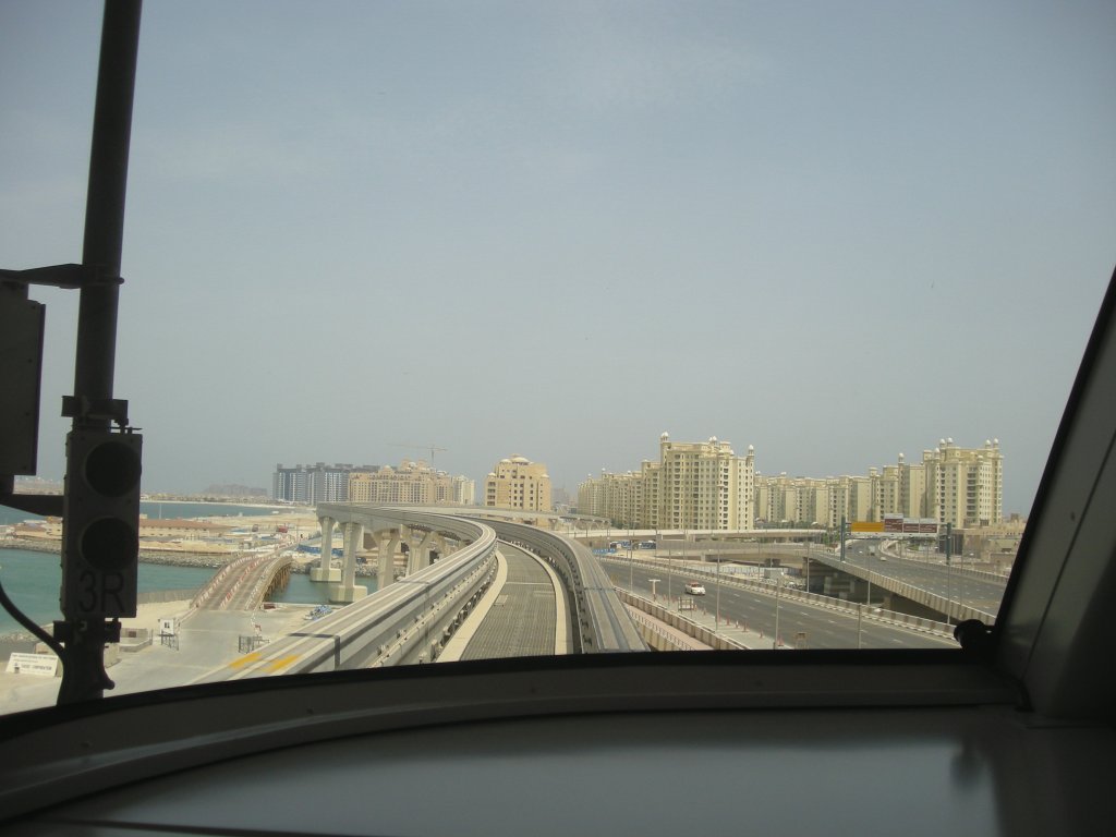 Die Fahrt in einem Zug der Dubai Jumeirah Monorail auf der Palm
auf dem vordersten Sitzplatz.
Es sind ferngesteuerte Zge und darum sitzt hier kein Lokfhrer.
Hier kurz nach der Anfangshaltestelle Gateway.(27.7.2010)